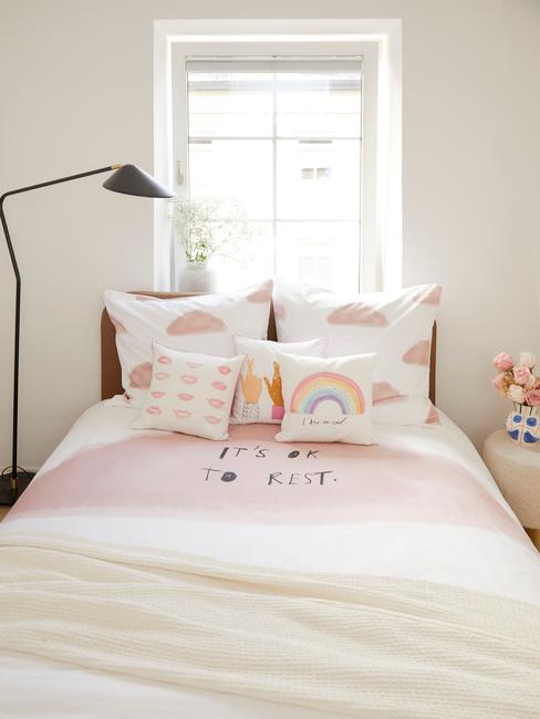 Biała sypialnia z różową pościelą