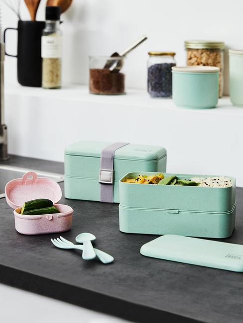 Zbliżenie na turkusowe pojemniki do przechowywania żywności