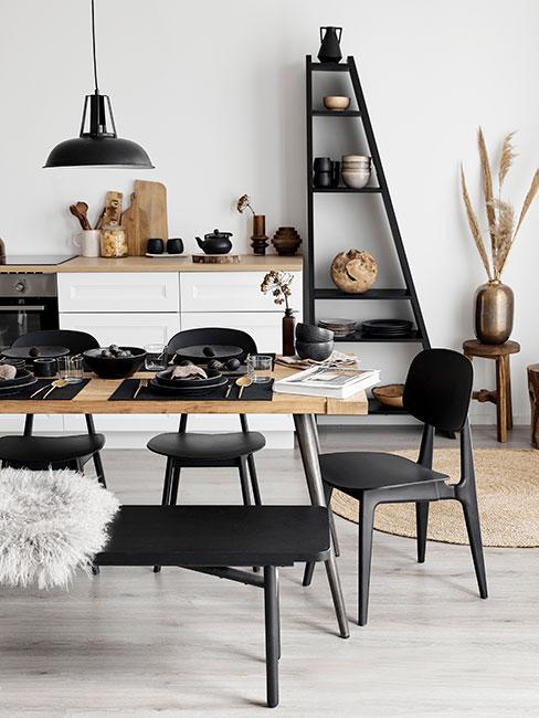 Kuchnia z czarnymi i brązowymi meblami