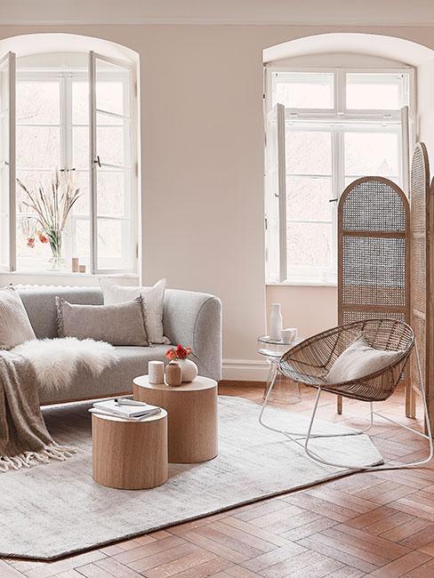 Jasny salon z szarą sofą i drewnianymi meblami