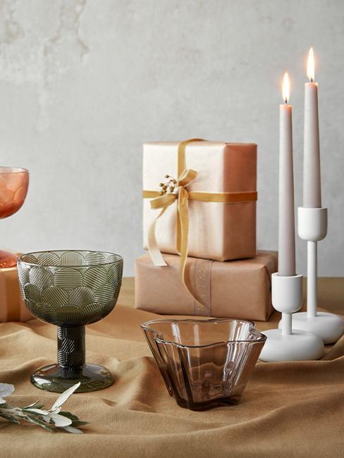 prezenty na stole ze świecami