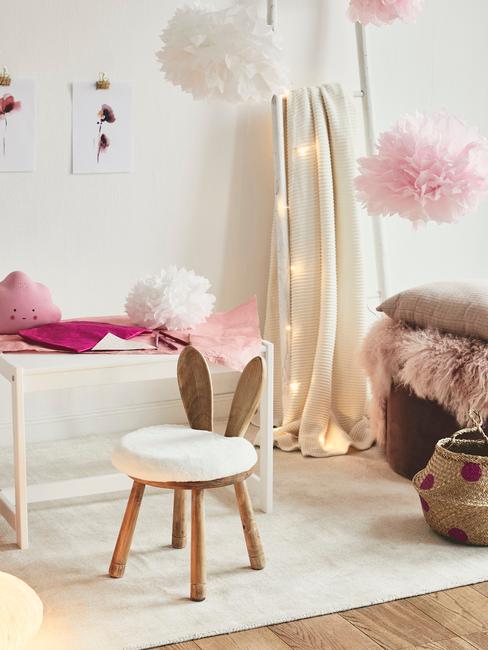 Jasny pokój dziecka z krzesłem, białą szafką, koszem i lampkami