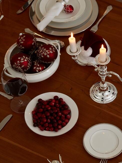 Zastawiony stół bożonarodzeniowy ze srebrnym świecznikiem, białą zastawą