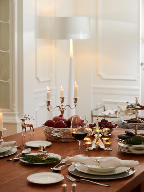 Wnętrze jadalni z udekorowanym, świątecznym stołem