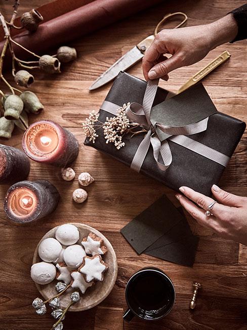 Prezent świąteczny zapakowany w ciemny papier