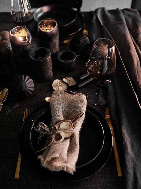 Serwetka z lnu ozdobiona suszonymii owocami