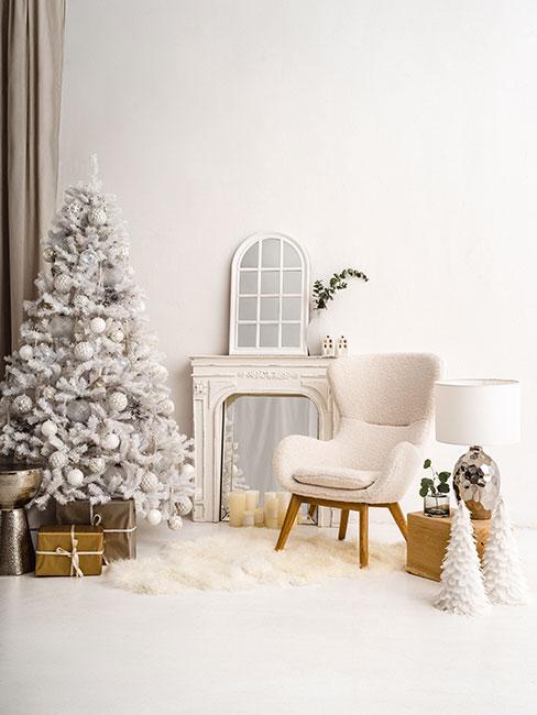 Srebrna choinka przy białym kominku
