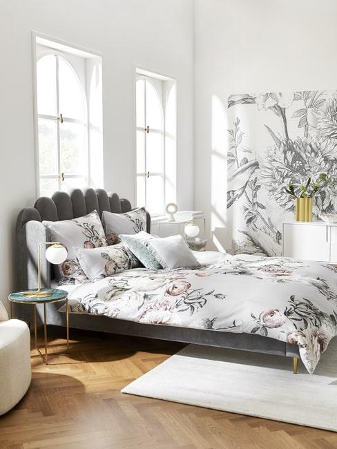 Sypilania glamour z pościelą w szare kwiaty