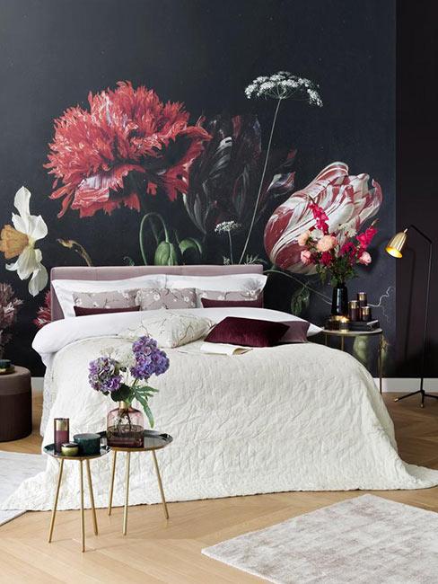 Sypialnia glamour z ciemną tapetą w kwiaty