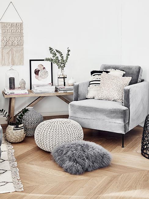 Fotel z aksamitu w salonie w stylu skandynawskim