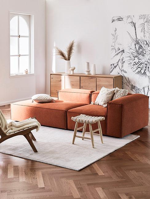 Sofa wmodulowa w kolorze tarakoty w salonie boho