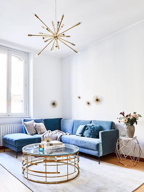 Niebieska sofa narożna z aksami