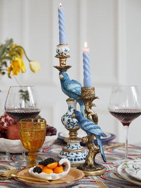 ekscentryczne świeczniki w kształcie papugi na barokowo zastawionym stole