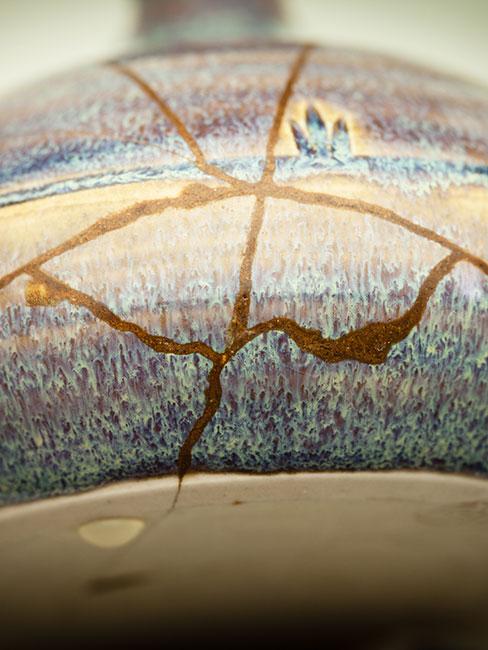 Zbliżenie na naczynie naprawione metodą kintsugi
