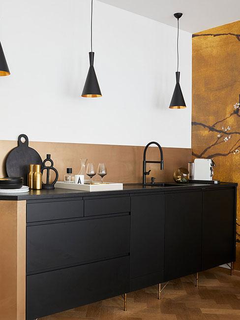 Kuchcnia z czarną komodą i złotymi akcesoriami