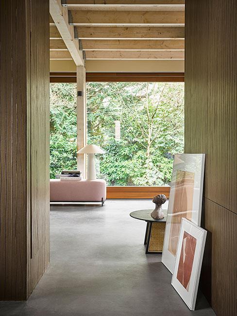 Nowoczesne drewniane wnętrze z dużymi oknami z widokiem na przyrodę