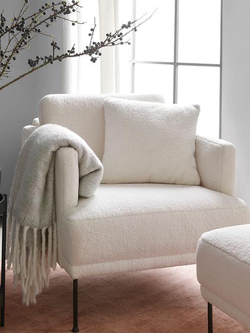 Biały fotel z bouclé
