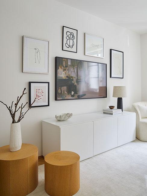 Płaski telewizor na ścianie