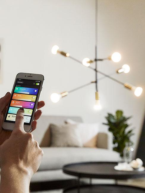 lampa w salonie podłączona do aplikacji na telefonie