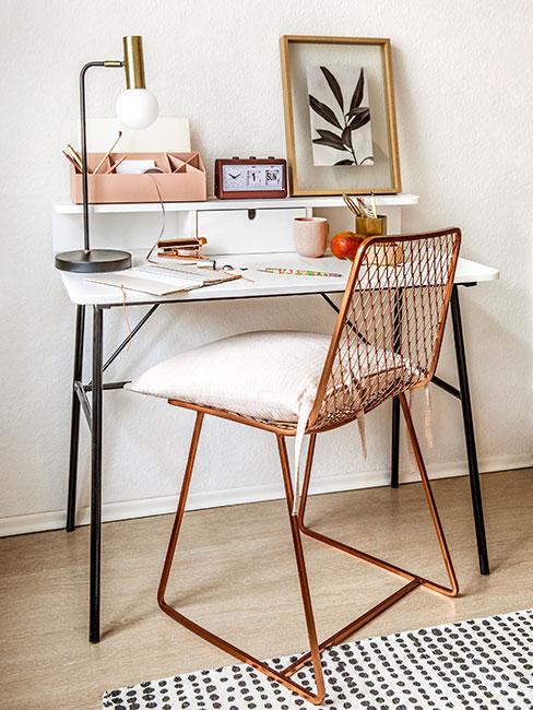 Kącik do pracy ze złotym ażurowym krzesłem i różowymi akcentami