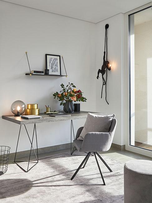 Nowoczesny kącik do pracy z biurkiem z betonu