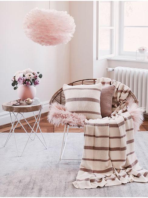 Fotel z różowym futerkiem i lampą z piór