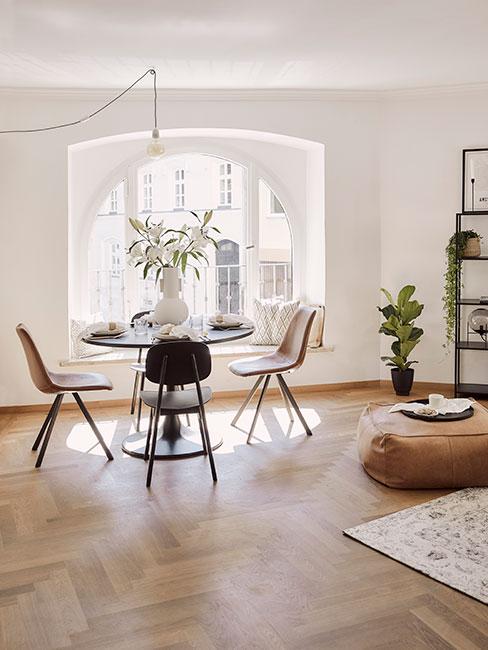 podłoga w salonie w kamienicy na poddaszu z małą jadalnią