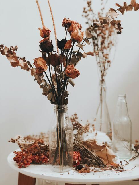 Kwiaty w jesiennych kolorach w styli ikebana