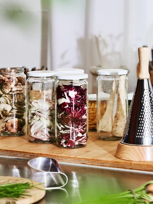 słoiczki z domowymi przetworami na blacie w kuchni