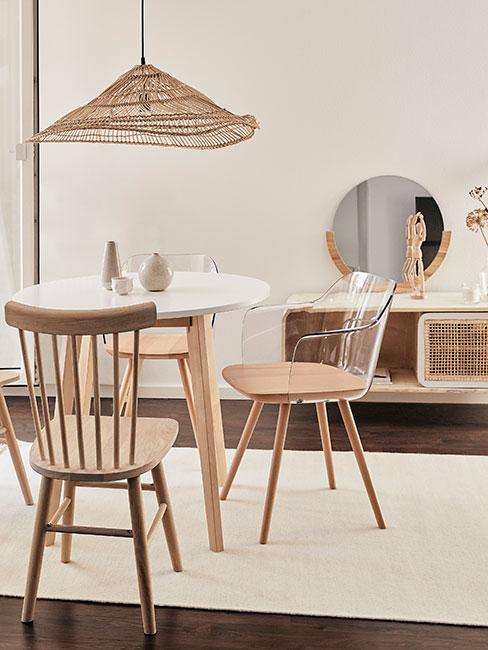 Minimalistyczna naturalna jadalnia w beżu