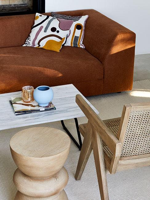 Sofa modułowa z terakoty w jasnym salonie z fotelami z plecionką wiedeńską z jasnego drewna
