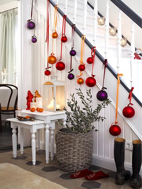 Schody przystrojone bombkami świątecznymi
