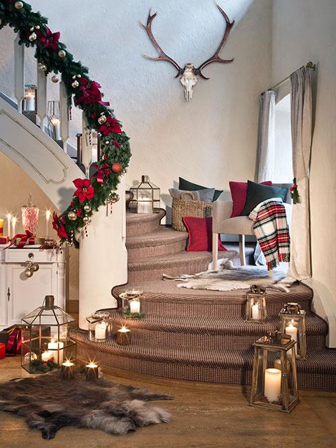 Łańcuch owinięty wokół balustrady schodów