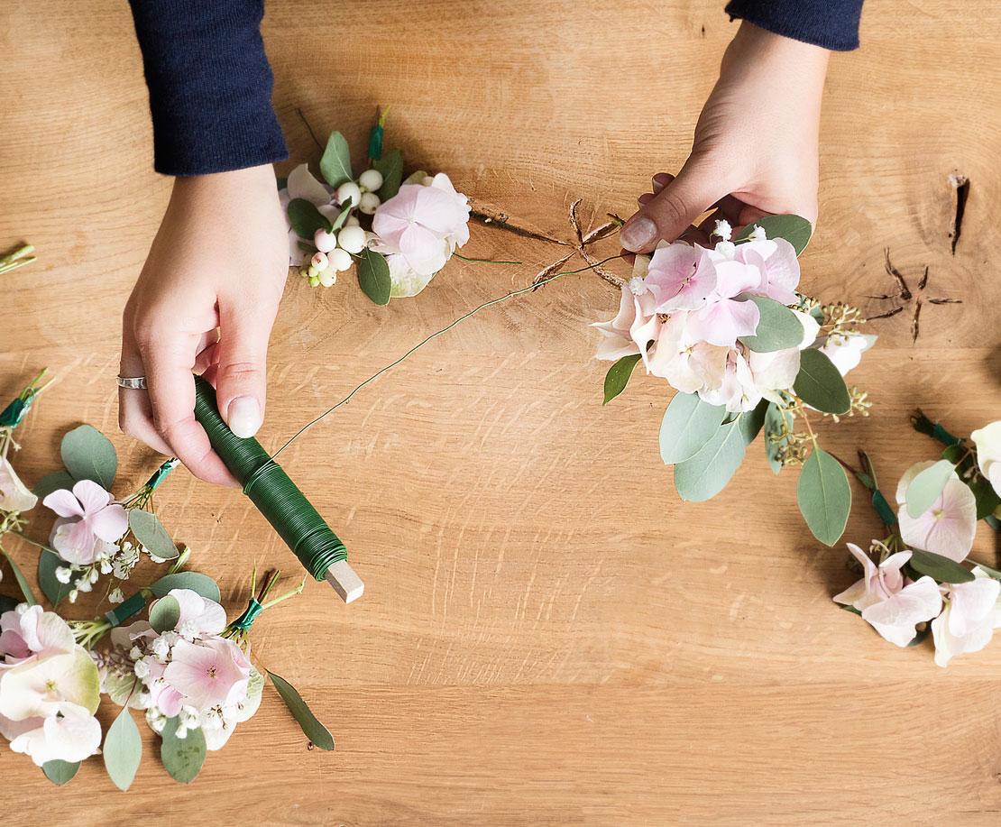 Kobieta rozwijająca drut