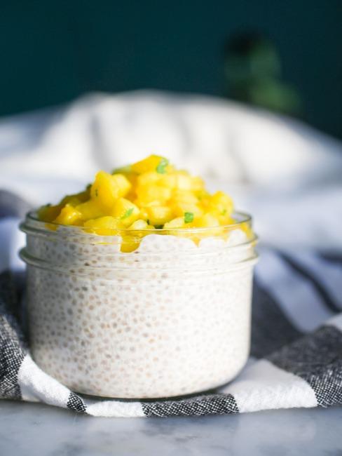 Pudding zrobiony z nasion chia z dodatkiem mango