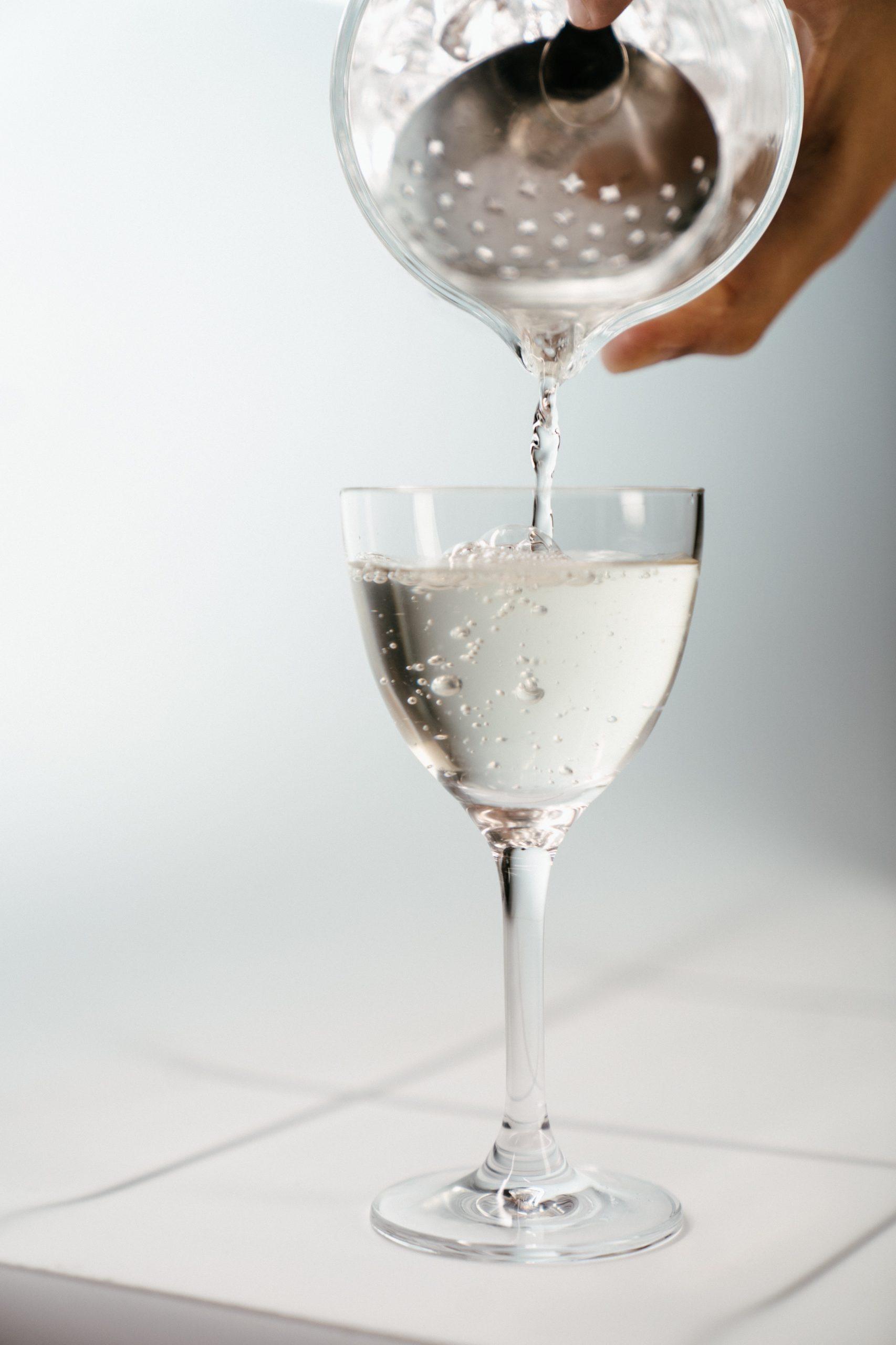 Osoba nalewająca Vodka Martini
