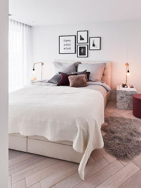 Jasna sypialnia z purpurowymi poduszkami w stylu glamour