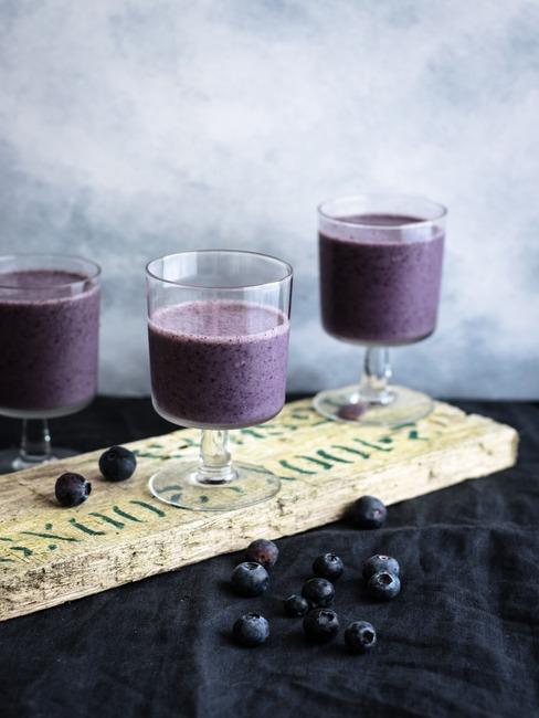 Trzy szklanki z smoothie jagodowym