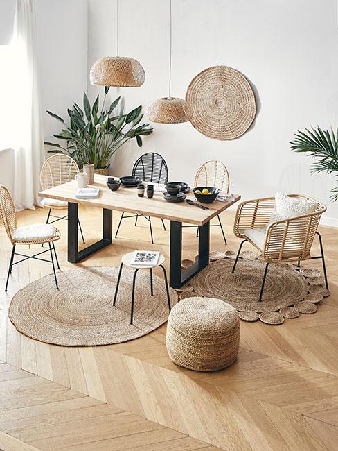 jadalnia w stylu boho z różnymi krzesłami z rattanu i dużym prostokątnym stołem z jasnego drewna