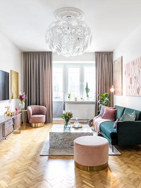 Mały pokój dzienny z zieloną sofą i różowymi meblami i tekstyliami w stylu glamour