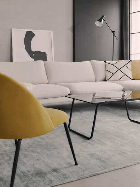 Nowoczesna aranżacja z białą sofą, żółtym krzesłem i czarnymi dekoracjami