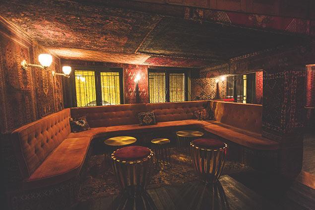Ciemny bar w stylu art nouveau w Amsterdamie