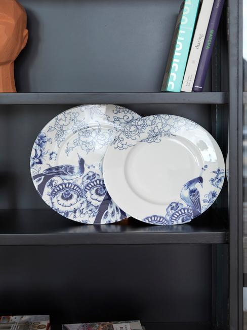 zbliżenie na talerze z porcelany Delft