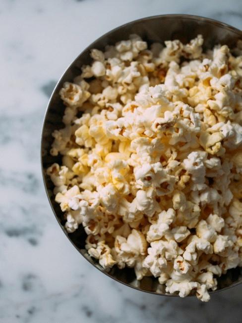 Karmelowy popcorn jako przekąska do kina w ogrodzie