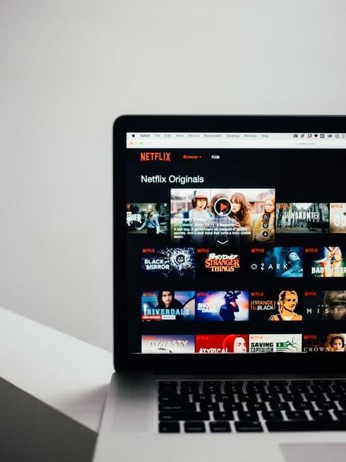 Ujęcie laptopa z aplikacją Netflixa