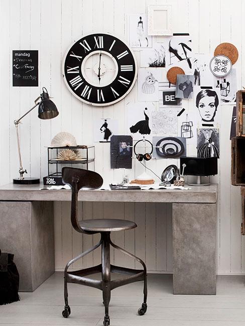 Biurko w stylu nowoczesnym z wycinkami z magazynu i zdjęciami na ścianie