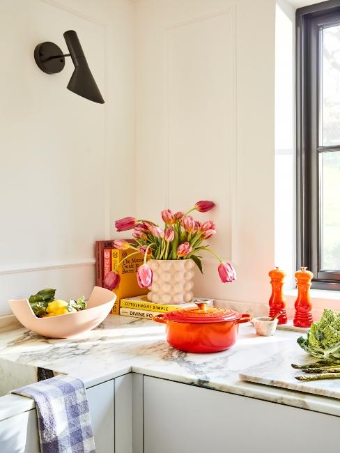 kuchnia w bloku z misą i akcesoriami