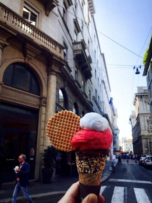 Lody jedzone na ulicy w Mediolanie