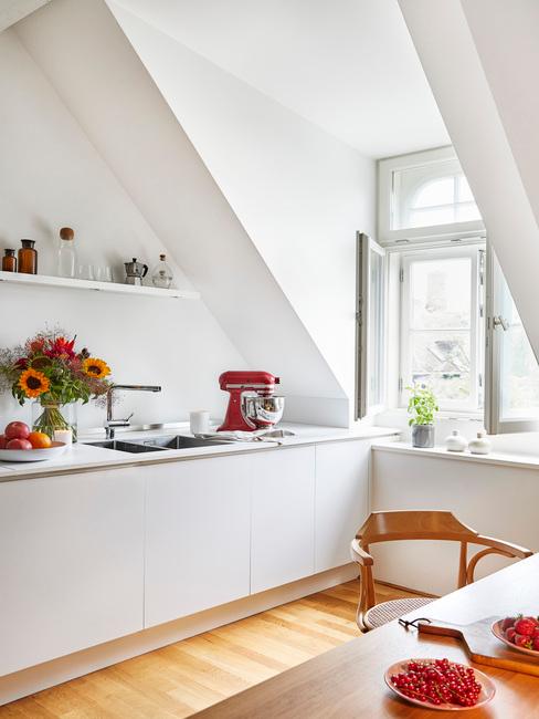 kuchnia w kształcie litery L z wyspą