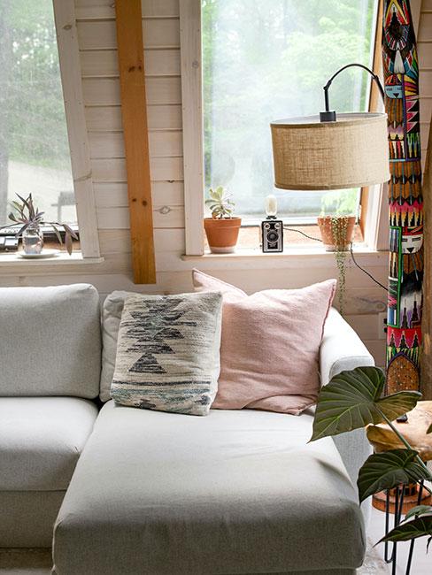 Tekstylia w jasnych odcieniach w salonie